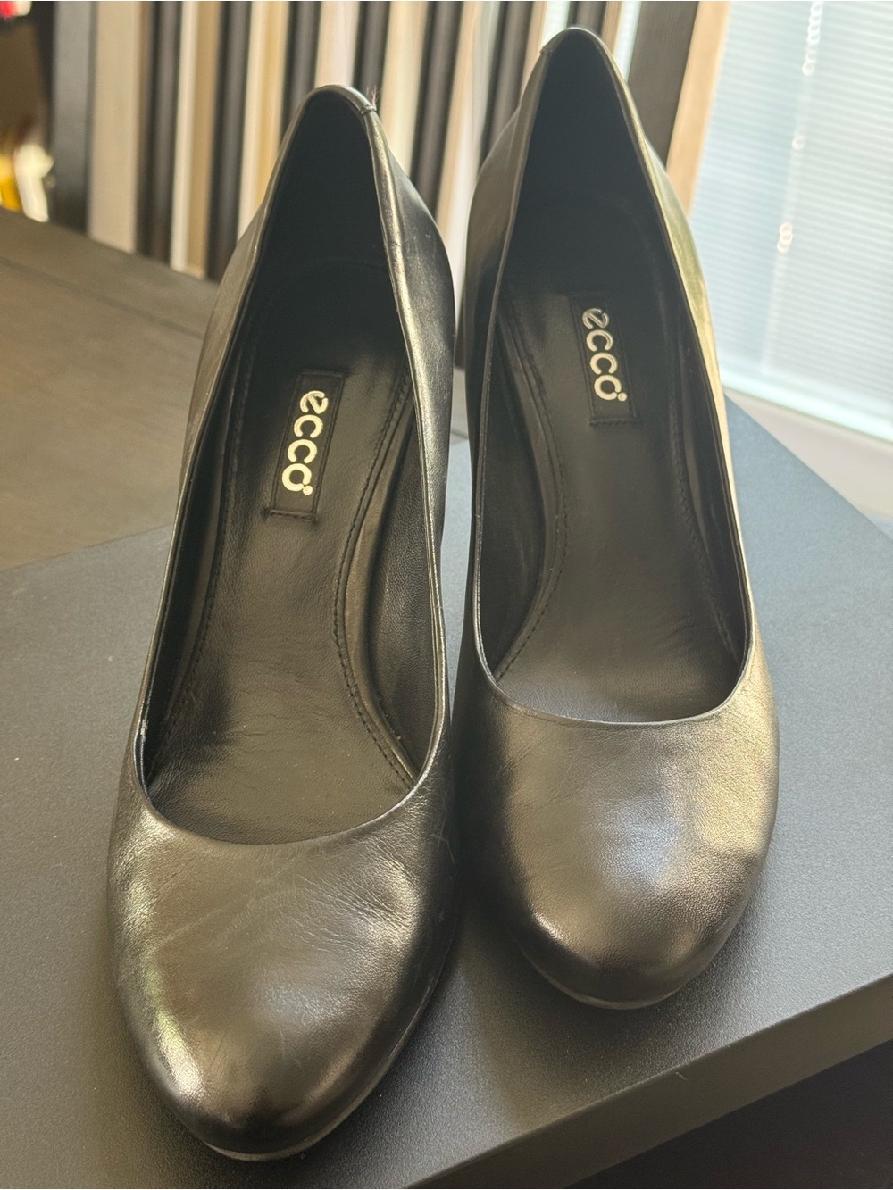 Ecco Women's Black Leather Round-Toe Pumps